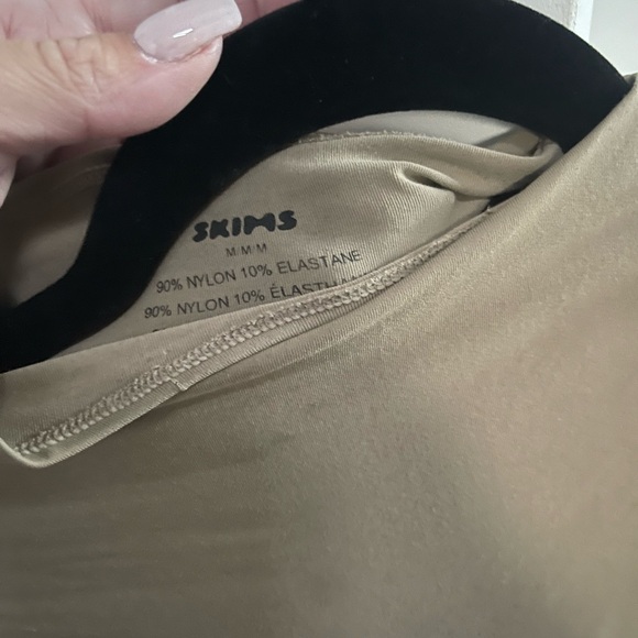 SKIMS Soft smoothing seamless turtleneck top - Picture 2 of 2